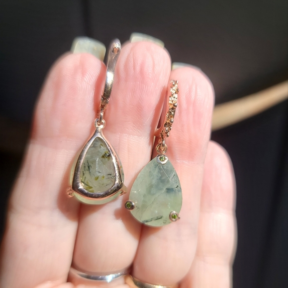 13k each teardrop Prehnite & Peridot Rosegold Earrings - Picture 4 of 7